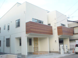 完成写真。 バルコニーに張ったイペ材が、白い外壁が映えます。 構想通りの外観に仕上がりました。