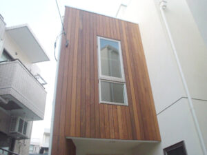 敷地延長の物件も、道路から見えるこの窓のおかげで、引き締まって見えます。