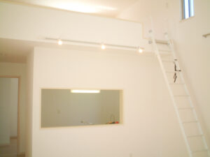 リビング上の広大なロフト。 照明レールのスポットが良い雰囲気です。