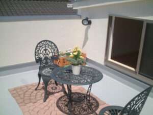 ロフトから出入り可能なルーフテラス。 自家製ビアガーデンを楽しめる照明付きです。