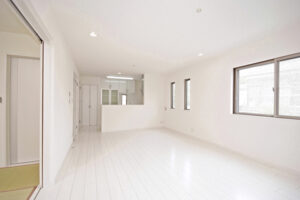 室内です。 白いフローリングは室内に明るさと清潔さをもたらします。