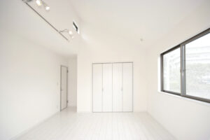 ２階居室はＲ天井でライトレールがつきます。