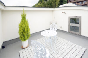 ルーフバルコニーです。 ３階建てくらいの高さがあるので遠くまで見晴らすことができる空間です。