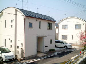 玄関を奥に設置し、建物に奥行きを持たせました。 また雨樋に真鍮製品を採用したことで、より重厚な雰囲気になりました。