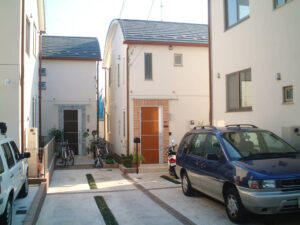 敷地延長の家でもこの雰囲気です。　屋根が丸いだけで狭苦しい雰囲気はなくなります。