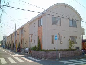 角度によっては連棟式に見える？ほど綺麗に並んだ、れっきとした一戸建て住宅です。