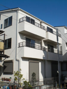 建物南側外観です。納戸と洗面浴室を1階にし、主な居住空間を上階にすることで、狭小地でも日中の陽当たりの良さはしっかり感じられます。